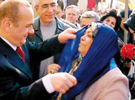 CHP seçim öncesi yine başörtüsü dağıttı