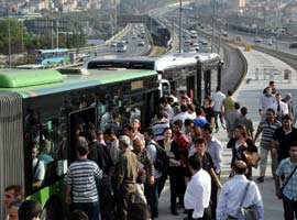 Metrobüs yolcuları isyan ettirdi !