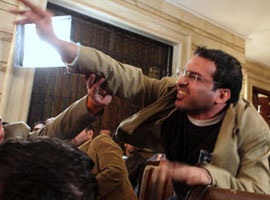 İşte Bush'a ayakkabı fırlatmanın cezası