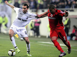 KARTAL ZİRVEYE UÇUYOR - Foto