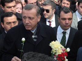 Başbakan Eyüp'te lokma dağıttı