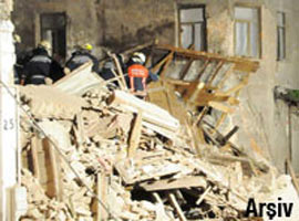 Esenyurt'ta patlama:2 katlı bina çöktü