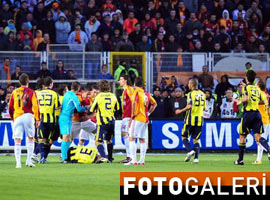 UZATMADA DÖRT KIRMIZI KART - Foto