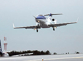 Pilot havada öldü, uçağı yolcu indirdi 