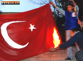 Ermeniler Türk bayrağını yaktı - Foto