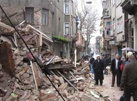 Kağıthane'de işhanı 'kısmen' çöktü