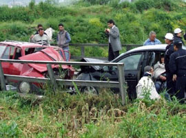 Bir köprüde karşılaşmış 2 inatçı şoför...  