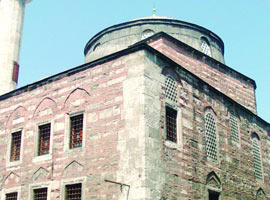 Kâbe ölçülerine göre yapılan <B>tek cami</B>