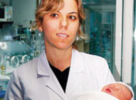 Nöbetçi çocuk hastalıkları uzmanı Dr. Şule Ünsal&#39;ın personelle birlikte 5-6 kez 3&#39;üncü kattaki servise çıkarak kuvözde bulunan 13 bebeği kurtardığı ortaya ... - 152003