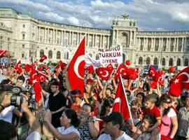 Türk Yürüyüşü'nde <B>ÇİRKİN SALDIRI</B>