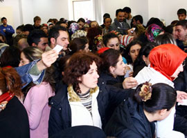 1 liralık ayakkabı izdihamı