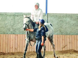 Hayrunnisa Gül de ata binmiş