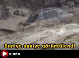 Sel suları otomobili böyle yuttu - Video
