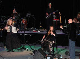 McKennitt izleyenleri mest etti