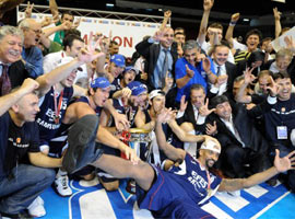 Şampiyon kupayı böyle kaldırdı - Foto