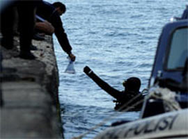 Polis, Kartal sahilinde cephane aradı
