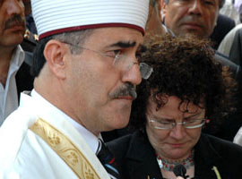 O imam CHP rozeti takıyor