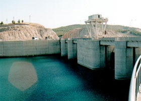 Şanlıurfa'da iki polis vurgun yedi