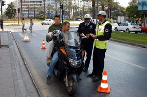 Motorsikletli polis kanala düştü