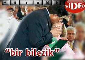 Fedakâr Türk kızını alnından öptü