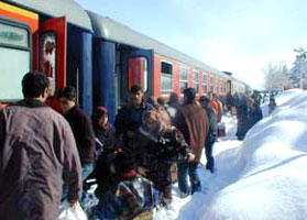 Tren; kar, yağmur dinlemiyor