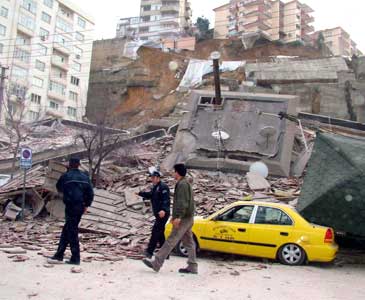 Okullar ve camiler hasar gördü