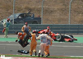 F1 kazayla başladı, çekişmeli bitti