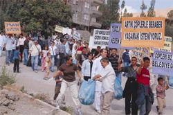 Askerlerden çöp protestosu