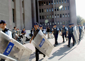 Esnaf döven 3 polis açığa alındı