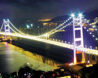 Boğaziçi Köprüsü ışıl ışıl  