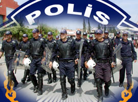 Polis de demokrasi diyebilecek