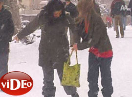 Buzda zordur yürümek - Video