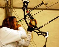 Ağzıyla ok atan kadın