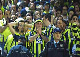 Gazeteciler 'zorla' Hollanda'ya girdi
