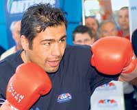 Şamil Sam, trafikte yayalarla kapıştı 