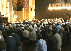 Londra'da bayram namazı iki kez kılındı