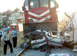 Tren kamyoneti biçti: 7 işçi öldü