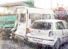 Kaza TEM'de trafiği kilitledi