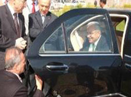  Bakan'ın önünde diz çöktü