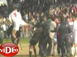 Futbolcudan hakeme uçan tekme