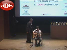 Rus öğrenciden Türkçe şarkı-Video