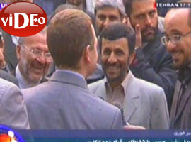 Ahmedinejad esirlerle tokalaştı-Video