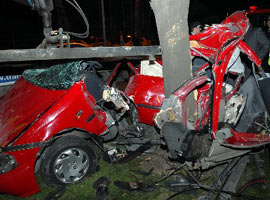 Ağaca çarpan otomobil ikiye bölündü