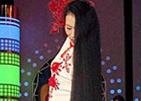 Saçları boyundan uzun