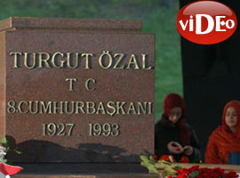 Özal, kabri başında anılıyor-Video
