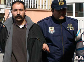 Yaralı teröriste polis kan verdi-Foto