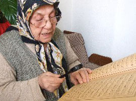 Büyüteçle 9 yılda 120 hatim