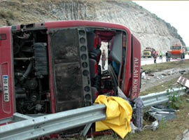 Flaş-Otobanda yolcu otobüsü devrildi
