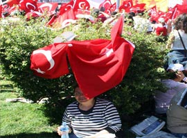 Salla bayrağı Türk’ün üstüne! 