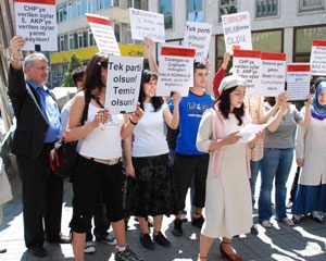 Genç siviller'den  'ti' mitingi